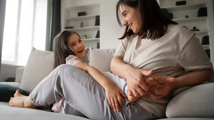 Seorang ibu bersama anaknya (Foto Dok: Freepik/freepik)