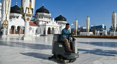 Seorang pekerja membersihkan Masjid Raya Baiturrahman di Banda Aceh pada 22 Maret 2023. (AFP/CHAIDEER MAHYUDDIN)