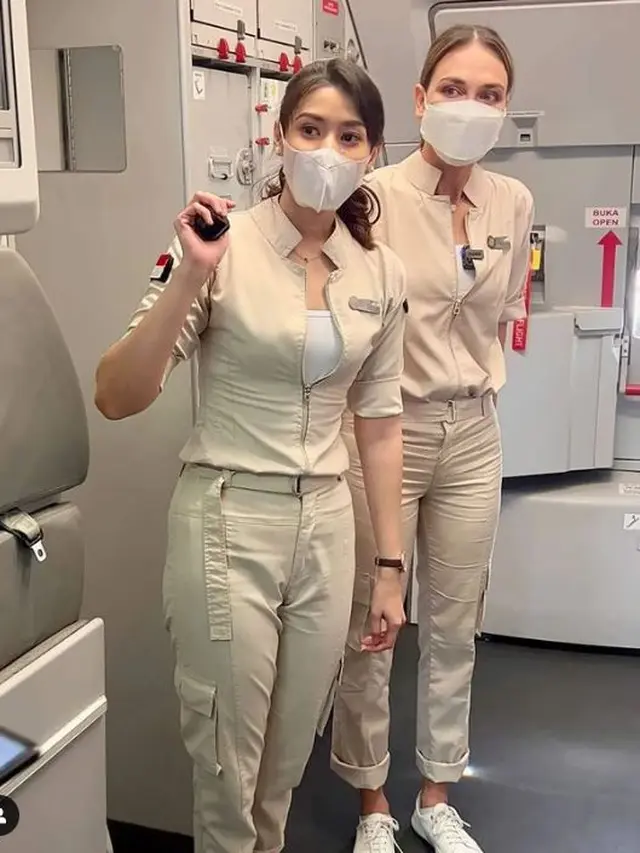 6 Potret Aksi Luna Maya Nyamar Jadi Pramugari Super Air Jet, Curi Perhatian