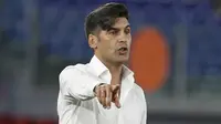 Pelatih AS Roma, Paulo Fonseca, saat melawan Inter Milan pada laga Serie A di Stadion Olympic, Roma, Minggu (19/7/2020). Kedua tim bermain imbang 2-2. (AP/Riccardo De Luca)