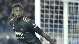 Penyerang Juventus, Moise Kean berselebrasi usai mencetak gol ke gawang Empoli pada pertandingan lanjutan Liga Serie A Italia di stadion Carlo-Castellani di Empoli, Minggu (27/2/2022). Juventus menang tipis atas Empoli 3-2. (AFP/Alberto Pizzoli)