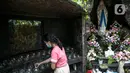Seorang wanita bermasker meletakkan lilin pada wadah kaca selama masa pandemi virus corona COVID-19 di Gereja Theresia, Jakarta, Minggu (20/12/2020). Dekorasi bernuansa pandemi COVID-19 dan kesederhanaan disiapkan untuk memeriahkan perayaan Natal tahun ini. (Liputan6.com/Faizal Fanani)