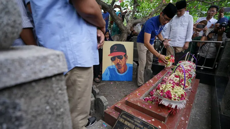 Cawapres Sandiaga Uno menyambangi makam penyanyi Gombloh di Jawa Timur