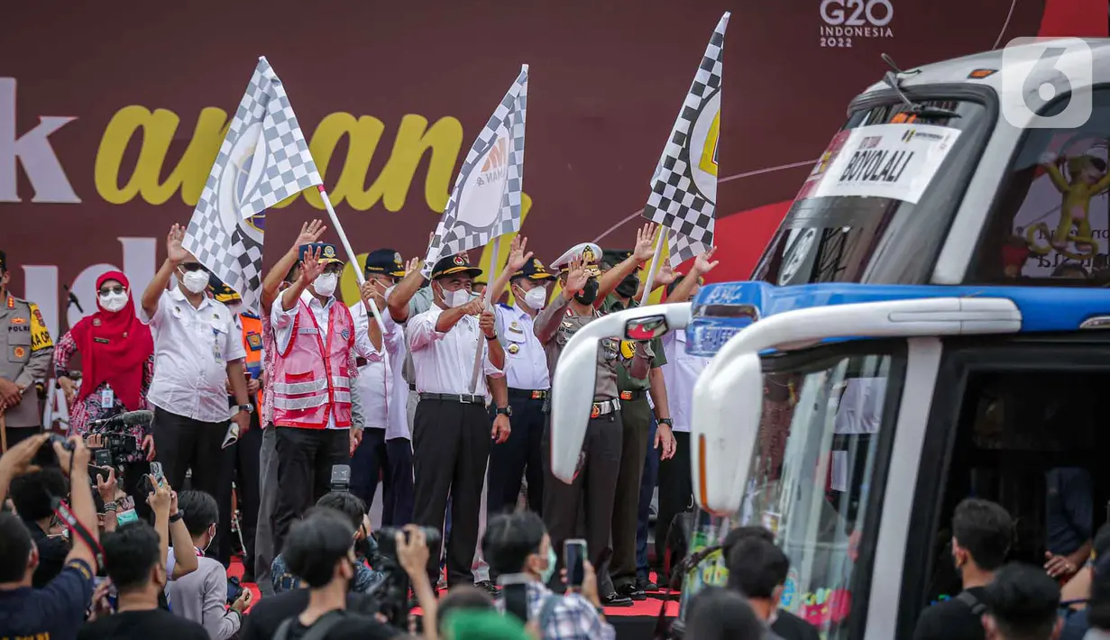 <p>Menko PMK Muhadjir Effendy (tengah) dan Menteri Perhubungan Budi Karya Sumadi (kiri) melepas Mudik Aman Mudik Sehat di Terminal Jatijajar, Depok, Jawa Barat, Kamis (28/4/2022). Enesis Group membuka posko mudik dan arus balik di beberapa titik di Pulau Jawa sejak 25 April hingga 8 Mei 2022 untuk memberikan kenyamanan dan keamanan bagi masyarakat. (Liputan6.com/Faizal Fanani)</p>