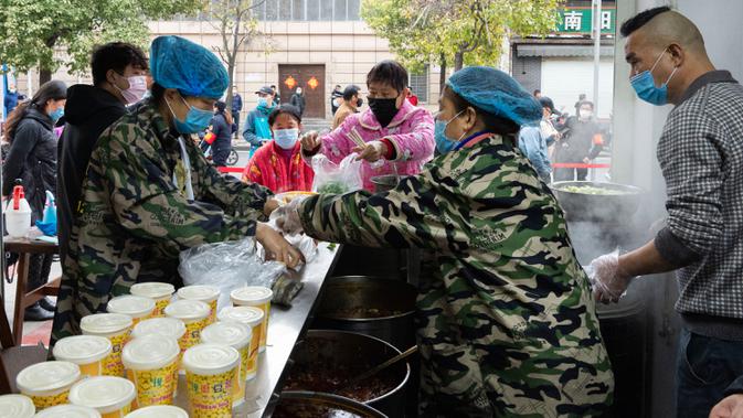Para koki memasak mi sapi di sebuah restoran di Xiangyang, Provinsi Hubei, China tengah, pada 16 Maret 2020. Beberapa restoran mi sapi di Xiangyang kembali melanjutkan bisnis dengan layanan take away pada Senin (16/3). (Xinhua/Xie Jianfei)