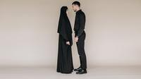 Ilustrasi pasangan muslim, pernikahan. (Foto oleh Pavel Danilyuk: https://www.pexels.com/id-id/foto/pasangan-hitam-kebersamaan-muslim-8526278/)