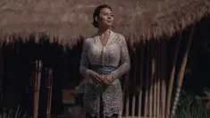Penampilan Ariel Tatum dengan balutan kebaya berwarna putih ini membuatnya terlihat anggun. Dirinya juga memilih memadukan kebaya putih dengan kain berwarna biru sebagai detail. (Liputan6.com/IG/@arieltatum)