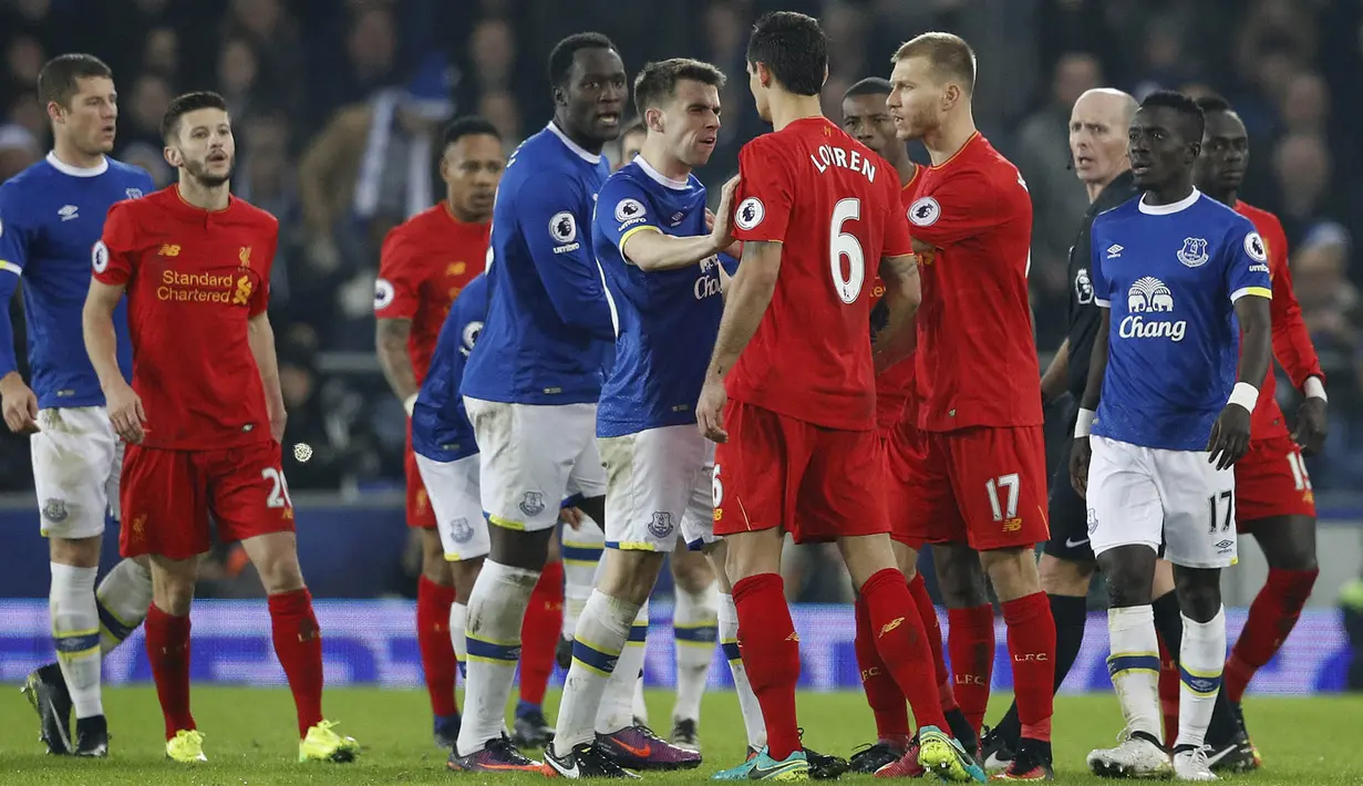 Bek sayap Everton, Seamus Coleman, berdebat dengan bek Liverpool, Dejan Lovren. Seperti biasa, derby Merseyside kali ini juga berlangsung keras dan membuat wasit mengeluarkan empat kartu kuning. (Reuters/Phil Noble)