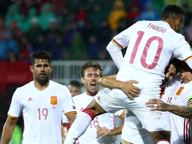 Para pemain Spanyol merayakan gol yang dicetak Diego Costa ke gawang Albania pada laga kualifikasi Piala Dunia 2018 di Stadion Loro Borici, Shkoder, Minggu (9/10/2016). Spanyol menang 2-0 atas Albania. (Reuters/Antonio Bronic)