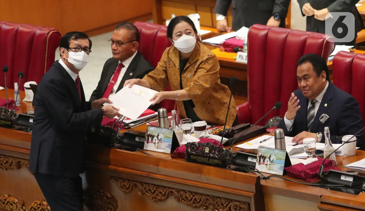 Ketua DPR Puan Maharani menerima berkas laporan pemerintah terkait RUU permasyarakatan dari Menteri Hukum dan HAM Yasonna Laoly (kanan) saat rapat paripurna ke-28 masa persidangan V tahun 2021-2022 di Kompleks Parlemen, Senayan, Jakarta, Kamis (7/7/2022). Rapat Paripurna tersebut mendengarkan pendapat fraksi terhadap RUU usul inisiatif Komisi IV DPR tentang konservasi sumber daya alam hayati dan ekosistemnya. (Liputan6.com/Angga Yuniar)
