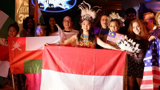 Juara 1 kategori junior pada I-Sing World 2019, Maria Sinaga mengenakan pakaian adat sembari memegang bendera Indonesia di Stockholm, Swedia (15/11/2019) (Liputan6.com/KBRI Stockholm)