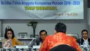 Sekretaris Pansel Kompolnas, Yenti Garnasih (kiri) mengajukan pertanyaan pada salah satu peserta seleksi Calon Anggota Kompolnas 2016-2020 di Jakarta, Rabu (6/4/2016). 24 peserta mengikuti sesi wawancara secara terbuka. (Liputan6.com/Helmi Fithriansyah)