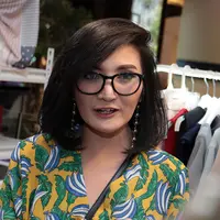 Bintang sinetron Kiki Amalia sudah mulai jarang terlihat di layar kaca. Lantas apa kegiatan mantan istri pemain sepak bola Markus Horison ini. Saat ditemui di kawasan Kota Kasablanka ia mengaku sedang menekuni dunia bisnis. (Deki Prayoga/Bintang.com)