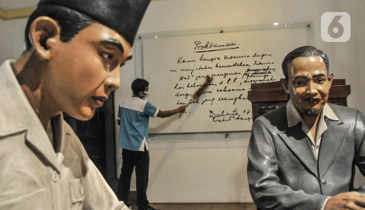 Petugas melakukan perawatan koleksi benda bersejarah di Museum Perumusan Naskah Proklamasi, Menteng, Jakarta Pusat, Rabu (10/8/2022). Perawatan dilakukan setiap satu minggu sekali, meliputi pembersihan gedung, perabotan, benda bersejarah hingga patung para tokoh yang berjasa dalam tersusunnya naskah proklamasi. (merdeka.com/Iqbal S. Nugroho)