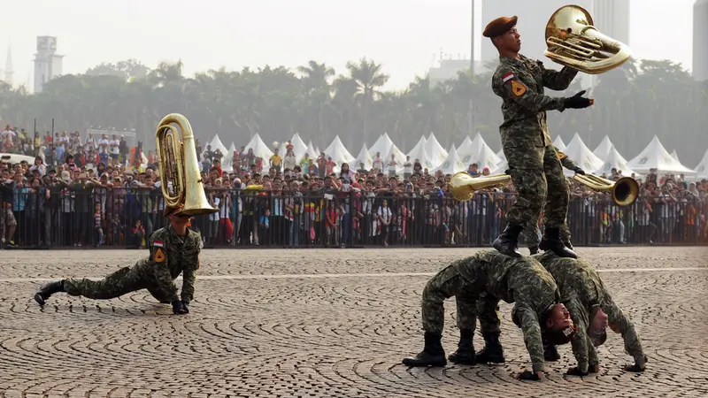 Marching Band Taruna Akmil Pukau Warga Jakarta