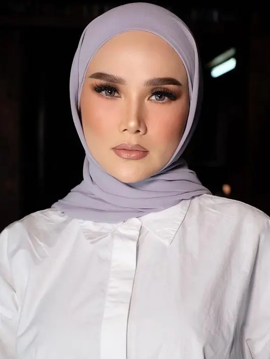 Banyak netizen yang kagum dengan paras cantik Mulan Jameela. Memiliki wajah yang semakin tirus, netizen menyebutnya mirip Barbie hidup. (Instagram/bennusorumba).