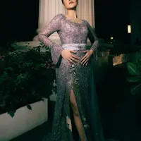 Raisa baru saja menjadi penyanyi di sebuah pernikahan. Ia pun memilih tampil dengan kebaya yang membuatnya tampak anggun. [@raisa6690]