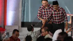 Paslon DKI Jakarta no 2, Ahok dan Djarot bersalaman dengan pendukungnya usai debat terakhir Pilgub DKI Jakarta 2017 di Hotel Bidakara, Jakarta, Rabu (12/4). (Liputan6.com/Faizal Fanani)