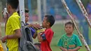 Cara melepas dahaga anak-anak SSB PS TAL Sawahlunto saat berlatih di Stadion Tanah Lapang Ombilin, Sawahlunto, (8/11/2016). (Bola.com/Nicklas Hanoatubun)