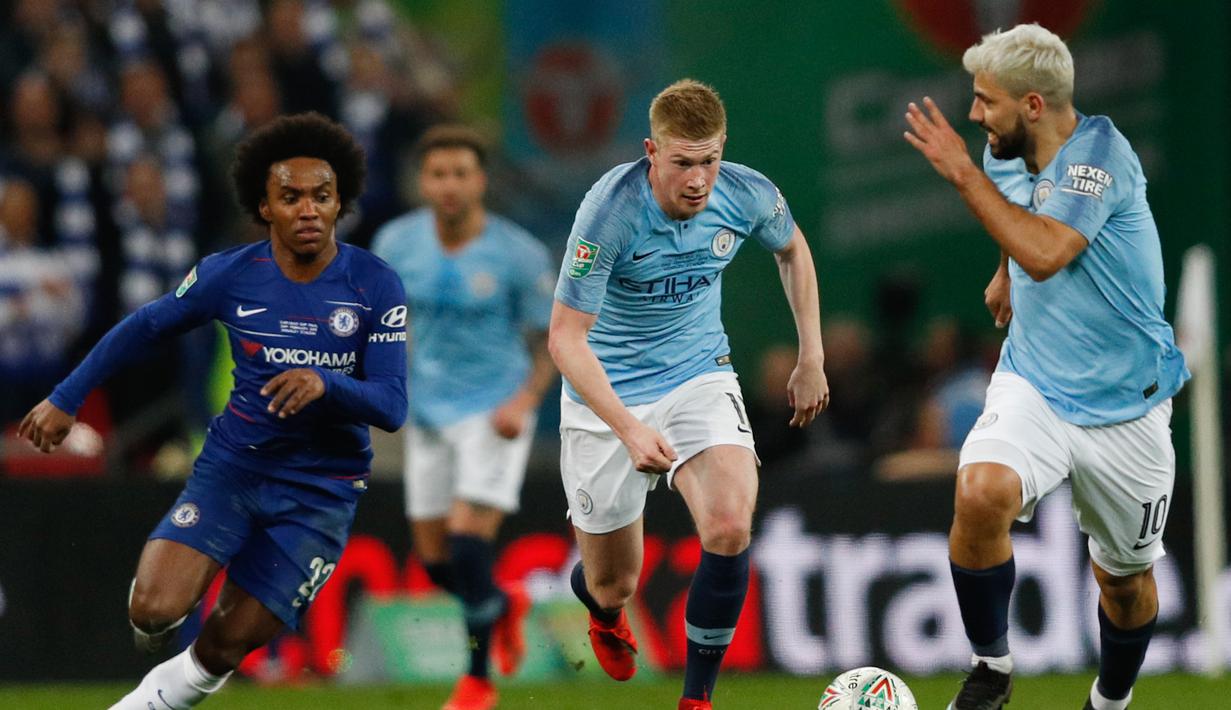 Aksi Kevin De Bruyne lewati Willian pada laga final Carabao Cup 2019 yang berlangsung di stadon Wembley, London, Senin (25/2). Man City menang 4-3 atas Chelsea lewat drama adu penalti. (AFP/Glyn Kirk)