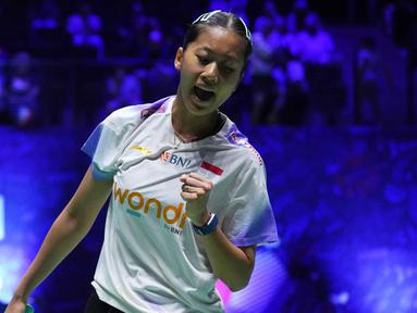 Putri Kusuma Wardani dari Indonesia bereaksi saat bertanding melawan Tomoka Miyazaki dari Jepang dalam pertandingan putaran ketiga tunggal putri Kejuaraan Dunia Bulutangkis, Kamis, 28 Agustus 2025 di Paris, Prancis. (AP Photo/Aurelien Morissard)
