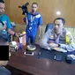 Yoseph, tukang ojek asal Desa Nele Barat, Kecamatan Nele, Kabupaten Sikka, bersama keluarganya itu mendatangi Polres Sikka melaporkan aksi keji anggota Polantas tersebut, Selasa (21/5/2019). (Liputan6.com/ Ola Keda)