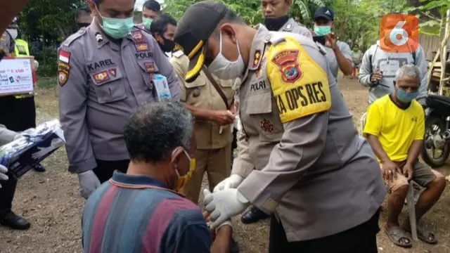 Polisi NTT menyalurkan bantuan sosial untuk kaum dirfabel