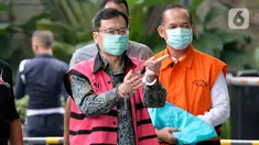 Komisaris PT Hanson International Tbk (MYRX), Benny Tjokrosaputro (kiri) dan Plt Kepala Dinas PUPR Muara Enim, Ramlan Suryadi (kanan) berjalan masuk akan menjalani pemeriksaan oleh penyidik di Gedung KPK, Jakarta, Selasa (9/6/2020). (merdeka.com/Dwi Narwoko)