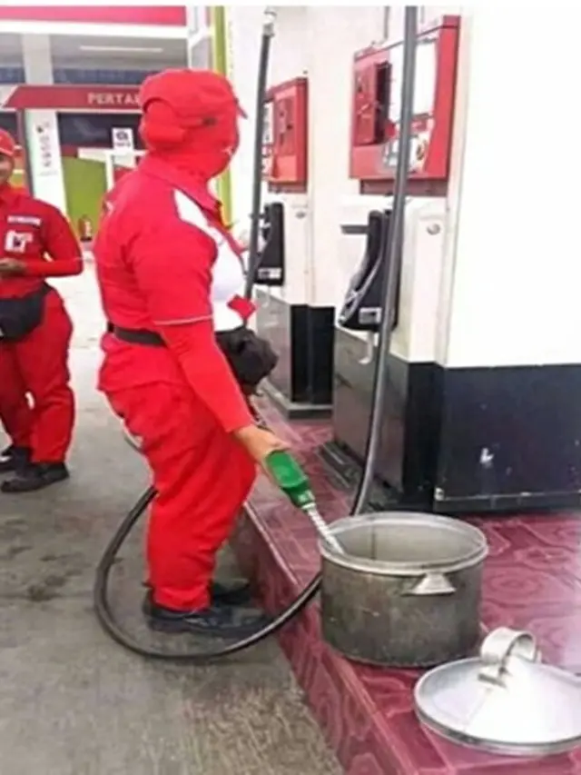 6 Aksi Emak-Emak Saat Isi Bensin Ini Bikin Geleng Kepala, Kocak