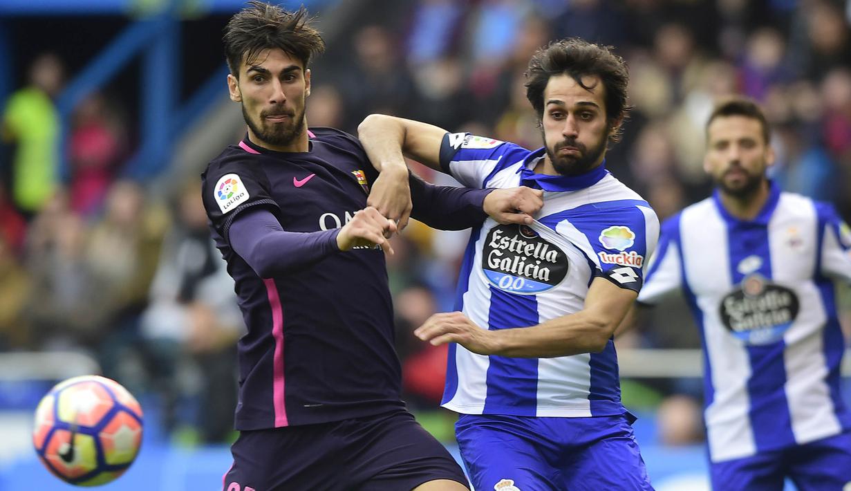 Gelandang Barcelona asal Portugal, Andre Gomes, berebut bola dengan bek Deportivo, Alejandro Arribas. Pada laga tersebut Deportivo memakai skema 4-2-3-1 sementara Barcelona menggunakan formasi 3-4-3. (AFP/Miguel Riopa)