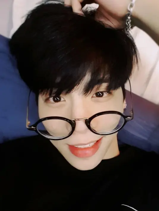Di Instagram, postingan foto Jonghyun mendapatkan 546 ribu likes. Sebagian besar para pengggemar SHINee pun mengucapkan selamat ulang tahun dan mengaku rindu dengan Jonghyun. (Foto: instagram.com/jonghyun.948)