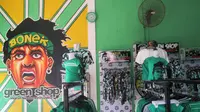 Omset dari penjualan merchandise Persebaya mengalami penurunan drastis setelah terjadinya dualisme. (Bola.com/ Zaidan Nazarul) 