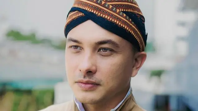 Selebriti Pria Indonesia yang Masih Betah Sendirian Saja, Belum Pernah Menikah