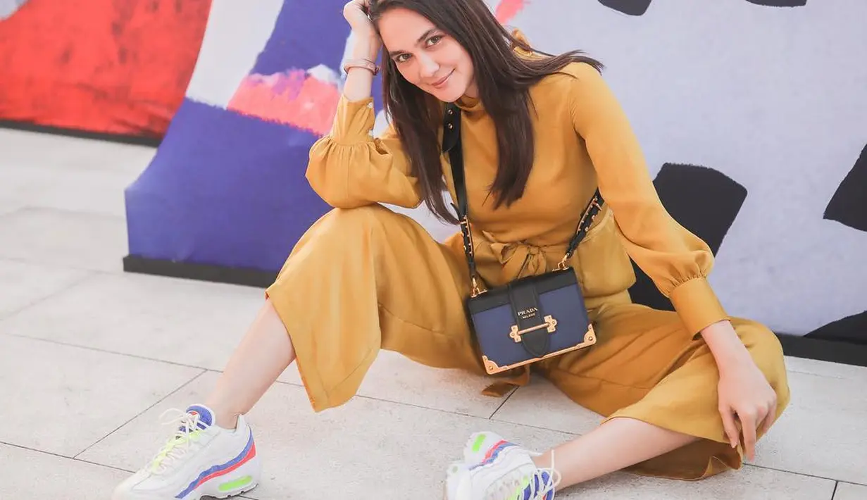 Tampil tanpa makeup tak membuat Luna Maya mati gaya. Luna justru tampil modis dengan paduan busana simpel dan santai. Penampilan ini justru membuat Luna lebih sederhana dan menarik. (Liputan6.com/IG/@lunamaya)