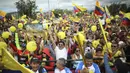 Rakyat Kolombia di kota Zipaquira, Kolombia ikut bersukacita merayakan kemenangan Egan Bernal pada Tour de France 2019.  (AP/Ivan Valencia)