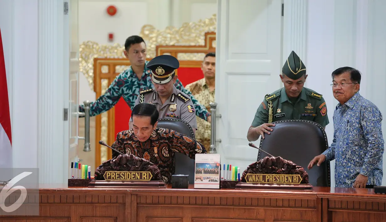 Presiden Joko Widodo didampingi Wakil Presiden Jusuf Kalla tiba untuk memimpin rapat terbatas di Kantor Presiden, Jakarta, Jumat (11/12). Rapat membahas persiapan penyelenggaraan Asian Games XVIII tahun 2018. (Liputan6.com/Faizal Fanani)