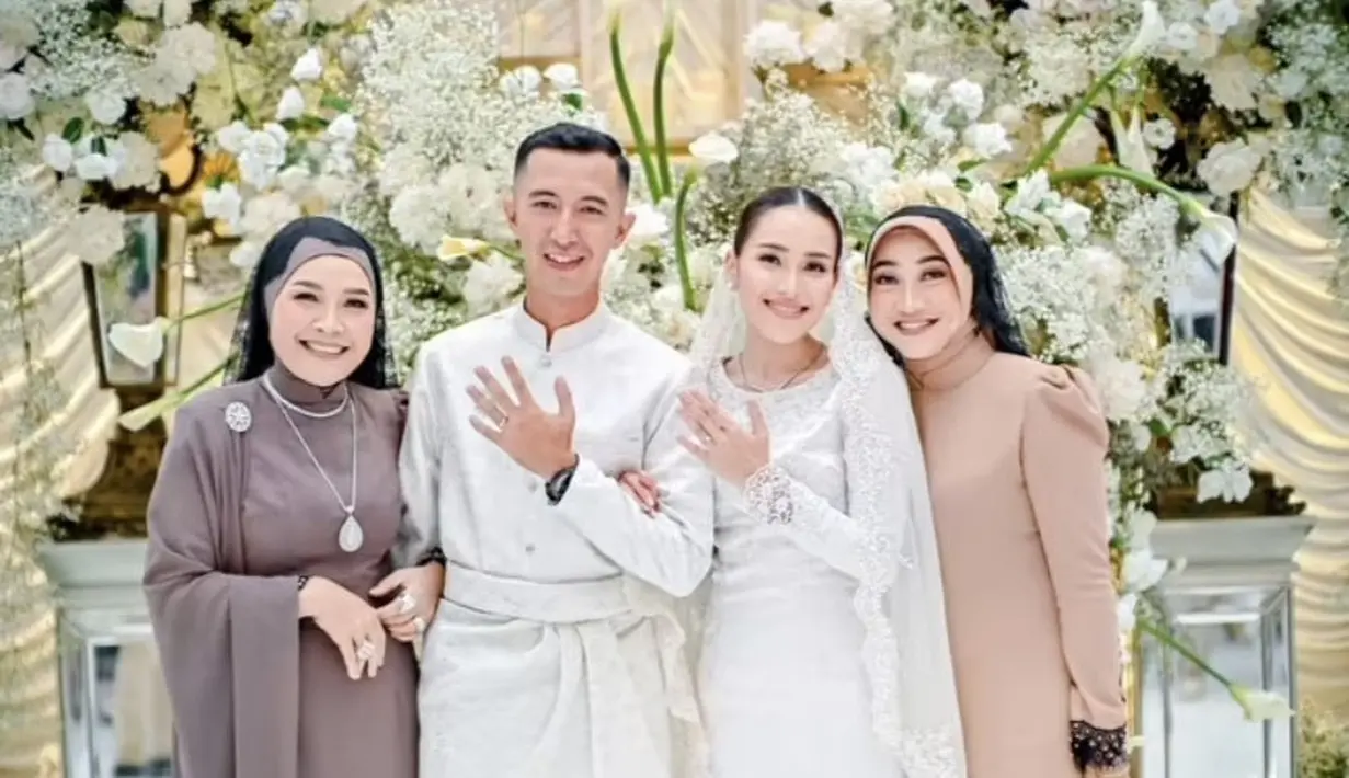 Riasannya pun terlihat tak berlebihan namun tetap stunning. Ia pun tampil sederhana tanpa terlihat perhiasaan yang melekat di tubuhnya. [@aliencophoto]