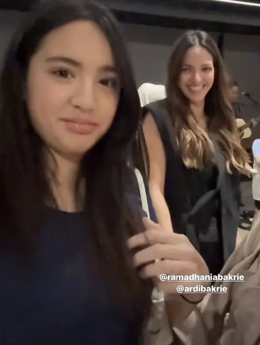 Tya Ariestya merekam story Instagramnya, bagaimana penampilan Mikhayla kala itu. Dalam video singkat tersebut memerlihatkan wajah mikhayla yang tak diragukan lagi kecantikannya.[@tya_ariestya]