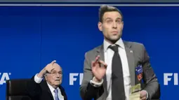 Pelawak Inggris, Simon Brodkin atau yang dikenal dengan nama panggungnya Lee Nelson menginterupsi konferensi pers di kantor FIFA di Zurich., Swiss. (20/7/2015). (AFP PHOTO/FABRICE COFFRINI)