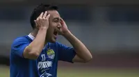 Gelandang Persib, Shohei Matsunaga, berteriak saat latihan di Stadion GBLA, Jawa Barat, Kamis (20/7/2017). Persib bersiap menghadapi Persija pada laga Liga 1. (Bola.com/Vitalis Yogi Trisna)