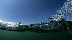 Seorang peselancar beraksi di laut Mediterrania, Varazze, (15/5/2016). (AFP/Olivier Morin)
