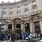 Orang-orang mengambil gambar gerai pertama Starbucks di Milan, Italia, Jumat (7/9). Mungkin karena lokasinya berada di pusat keramaian kota Milan, harga setiap menu di cafe ini sedikit berbeda dari cafe – cafe Italia lainnya. (Miguel MEDINA / AFP)