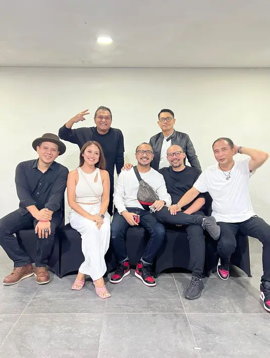 Giring Ganesha dan Cynthia Riza foto bersama Padi Reborn di belakang panggung. (Foto: Instagram/ cynthiaganesha)
