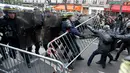Polisi dan demonstran terlibat bentrok saat unjuk rasa menjelang Konferensi Perubahan Iklim Dunia 2015 di Place de la Republique Paris, Prancis, Minggu (29/11). Paris melarang semua aksi demonstrasi pasca teror beberapa waktu lalu. (REUTERS/Eric Gaillard)