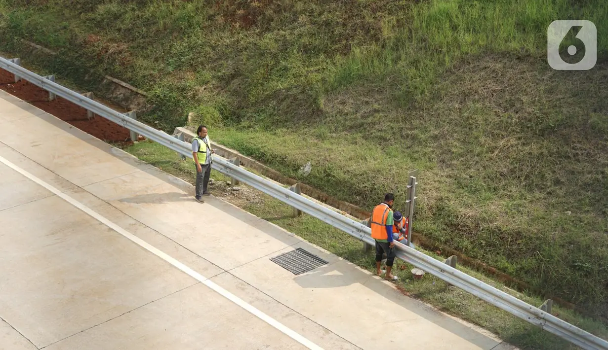 Aktivitas pekerja proyek jalan tol Depok-Antasari seksi II (Brigif-Sawangan), Depok, Jawa Barat, Rabu (24/6/2020). Jalan tol sepanjang 6,30 kilometer yang menjadi bagian dari jalan tol Depok-Antasari tersebut akan segera beroperasi pada Juni-Juli tahun ini. (Liputan6.com/Immanuel Antonius)