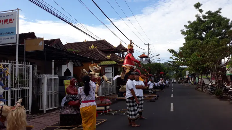 Warga Bali Mengarak Ribuan Ogoh-Ogoh Malam Ini