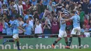 Pemain Manchester City, Sergio Aguero (tengah) melakukan selebrasi usai mencetak gol ke gawang Chelsea dalam Community Shield di Wembley, London, Inggris, Minggu (5/8). Gol Aguero ke gawang Chelsea lahir di menit 13 dan 58. (AFP PHOTO/Glyn KIRK)