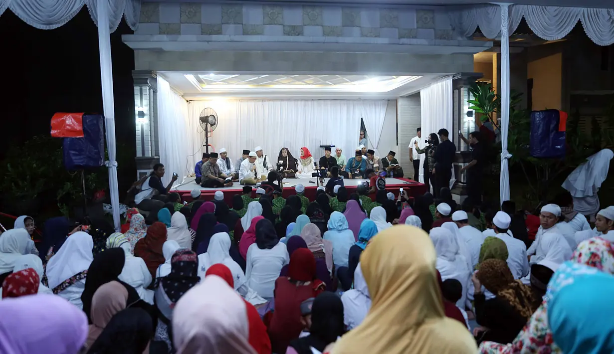 Hadiah buku tersebut sebagai bentuk pertemannya selama ini dengan mendiang Jupe. Terlebih, ia pernah merasakan kebaikan dari pelantun lagu Belah Duren tersebut. Buku itu juga bisa menjadi bagian doa kepada Jupe di kemudian hari. (Nurwahyunan/Bintang.com)