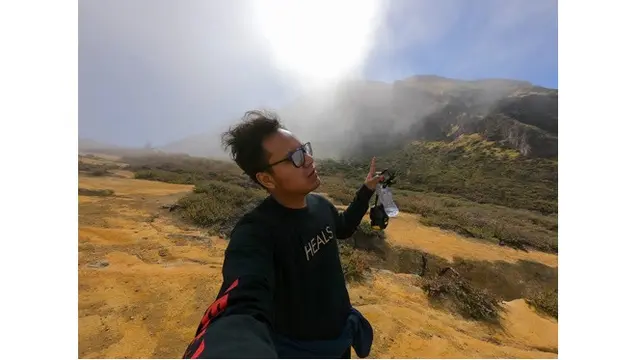 6 Gaya Santai Tutus Thomson Pemeran Yayan Yowis Ben Saat Traveling