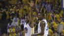 Para pemain Warriors, Andre Iguodala (9) dan Kevin Durant (35) merayakan keberhasilan timnya mencetak poin saat melawan Cavaliers pada gim pertama Final NBA 2017 di Oracle Arena, Oakland, (1/6/2017).(AP/Marcio Jose Sanchez)
